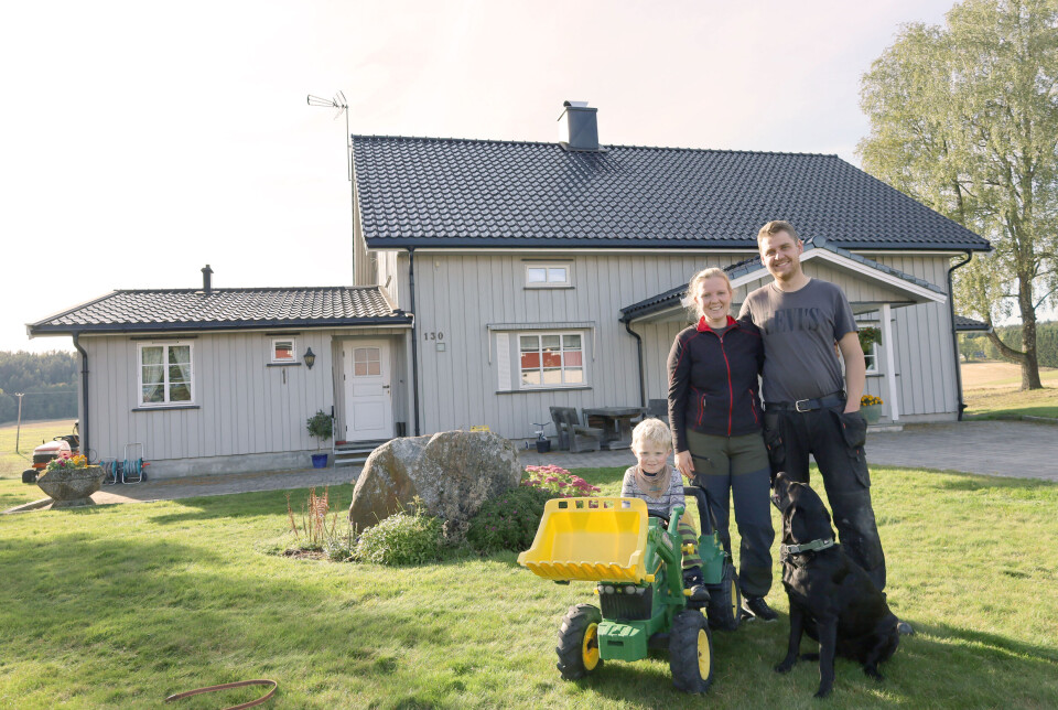 FORNØYD: Camilla, Jens og Hans Kristian Klufterud trives på sin nye gård. Det gjør også hunden Ronja.
