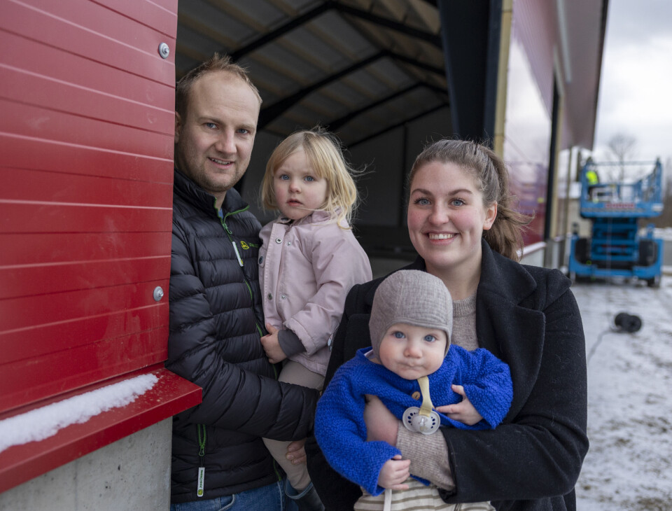 Her har vi familien Rustad/Andreassen i døråpning foran det nye tallefjøset.