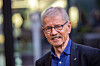 Olav Eik-Nes smiler utendørs foran uskarp bakgrunn.